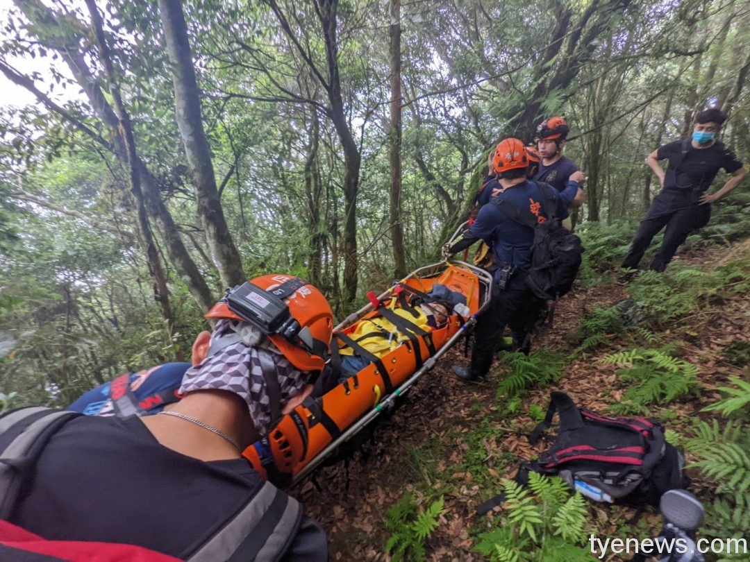 婦爬拉拉山墜15公尺深溪谷 桃園、新北消防合力救援