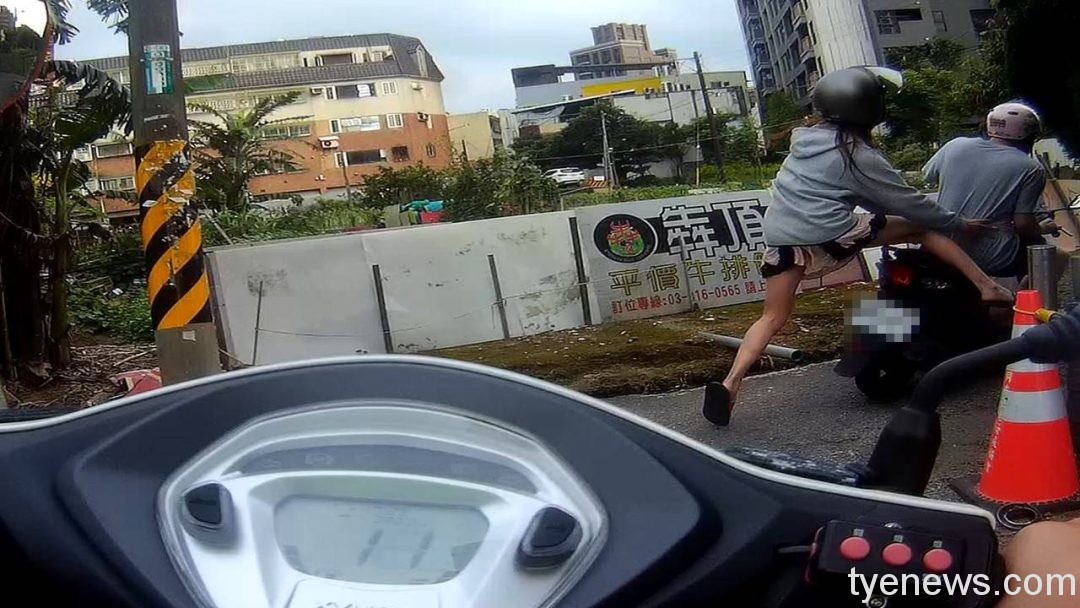 【有片】你女友掉了!男拒檢加速逃她怒求警開Double