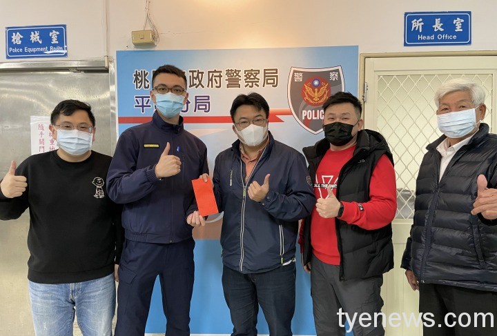 BBA0BDCC-2A10-4155-A285-652D2BE14012 桃園市議員楊家俍(中)感謝員警的辛勞。圖:諶志明翻攝