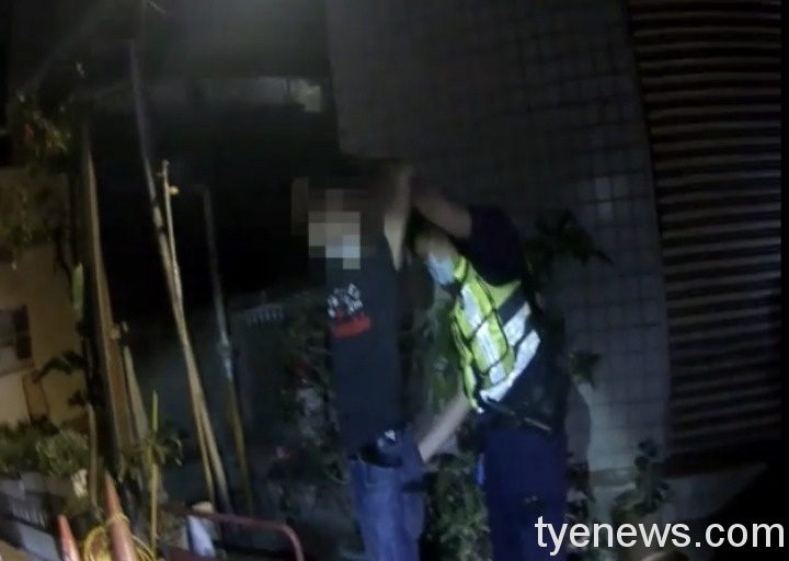 【有片】男子深夜持刀街頭閒晃 為自清帶員警查獲5友人群聚吸毒 BCD3CF63 85A6 46FF 8794 AA84E9E554FA