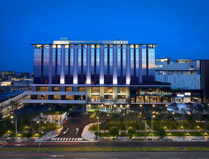 來去桃園住一晚!可樂旅遊推「2千有找」入住5星飯店 COZZI Blu 和逸飯店‧桃園館外觀 可樂旅遊提供