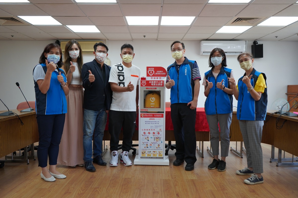 企業熱心捐贈AED 守護八德榮家長者健康 DSC01164