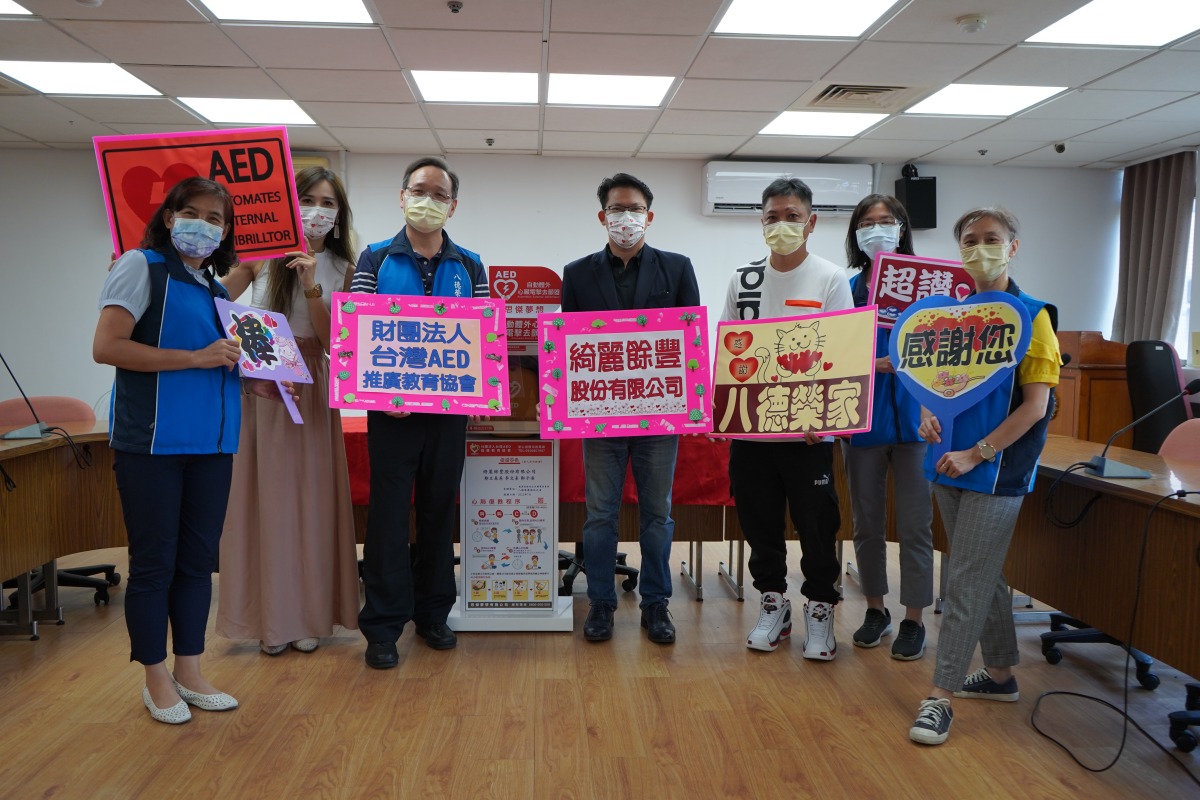 企業熱心捐贈AED 守護八德榮家長者健康 DSC01172