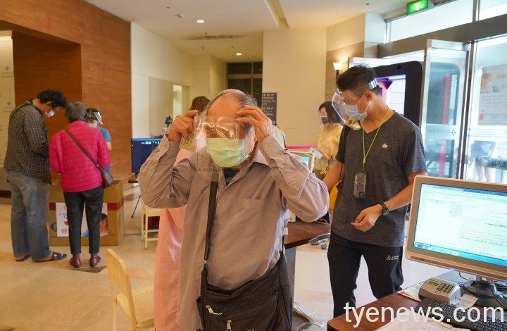 聯新國際提供防護面罩 貼心守護就醫民眾 DSC02425 通稿 聯新國際醫院即日起入院看病提供防護面罩 讓民眾多層防護更安心