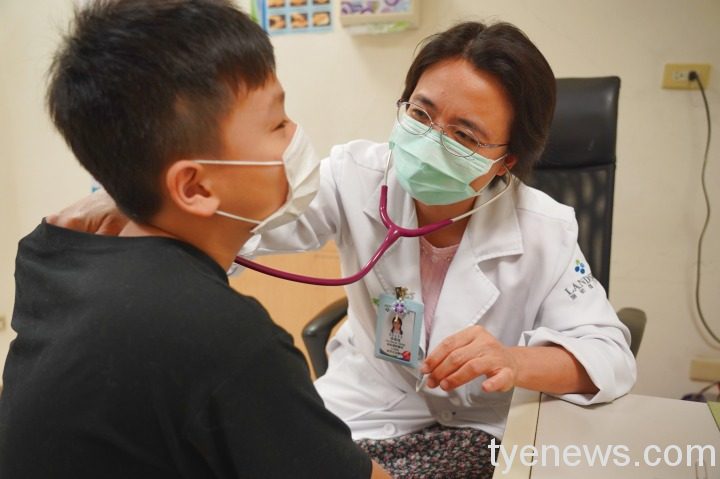 秋季來臨「過敏兒」怕怕 聯新國際:過敏性氣喘、鼻炎可視訊看診 DSC05147 通稿 聯新國際醫院小兒科醫師梁佩瑄正在進行聽診 觀察小朋友的呼吸聲音