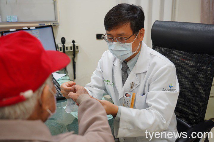 DSC06960-通稿-痛風易出現在手指關節部位-圖片為聯新國際醫院腎臟科林盈光醫師看診情形-人物非新聞當事人 DSC06960 通稿 痛風易出現在手指關節部位 圖片為聯新國際醫院腎臟科林盈光醫師看診情形 人物非新聞當事人