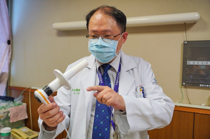 男子咳到呼吸困難以為重感冒 就醫發現是氣喘 DSC07855 通稿 聯新國際醫院胸腔內科醫師謝國洲解說肺功能分析儀以吹氣檢測氣喘