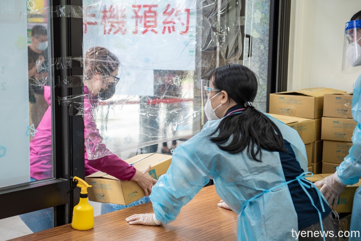 蔡英文520視察桃園防疫關懷包發放:台灣能克服逆境度過疫情 DSC 1011