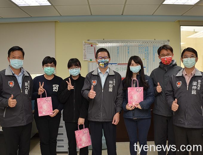 大溪分局長林樹國親贈面膜禮盒 祝福女性同仁婦女節快樂 DSC 3755