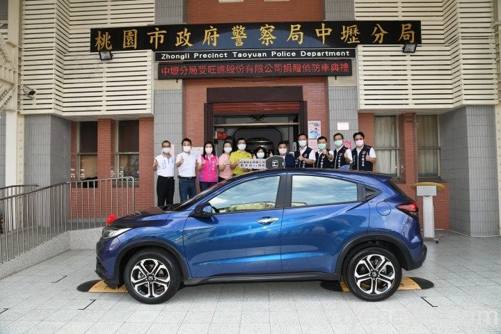 劉氏兄弟承接父親遺願 捐偵防車挺壢警傳愛社會。圖:警方提供 劉氏兄弟承接父親遺願 捐偵防車挺壢警傳愛社會。圖:警方提供