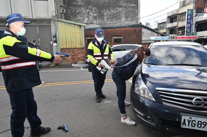 【有片】楊梅警創意防搶演練 制伏歹徒噴酒精不忘防疫 DSC 6431