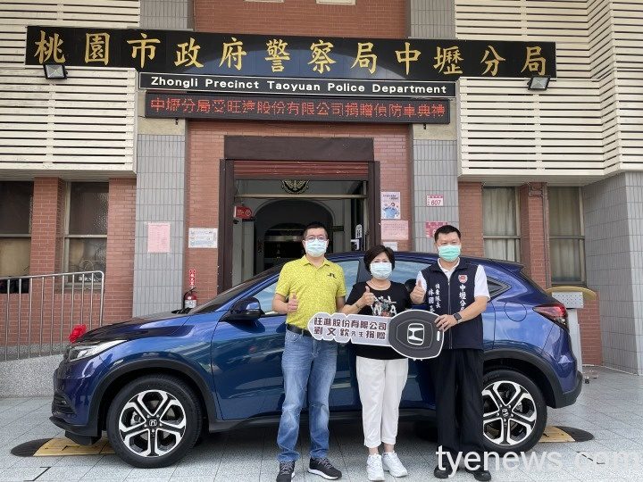 劉氏兄弟承接父親遺願 捐偵防車挺壢警傳愛社會。圖:警方提供 劉氏兄弟承接父親遺願 捐偵防車挺壢警傳愛社會。圖:警方提供