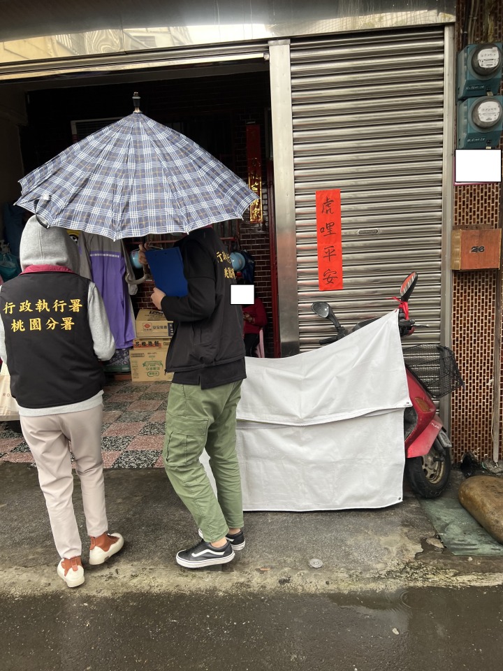 IMG-1746 桃園分署執行人員前往酒駕義務人住居地進行執行。圖:桃園分署提供
