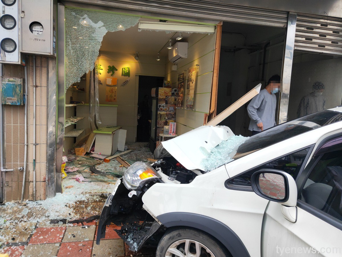 【有片】誤把油門當煞車 中壢男連環撞車輛及店家 IMG20220503152302