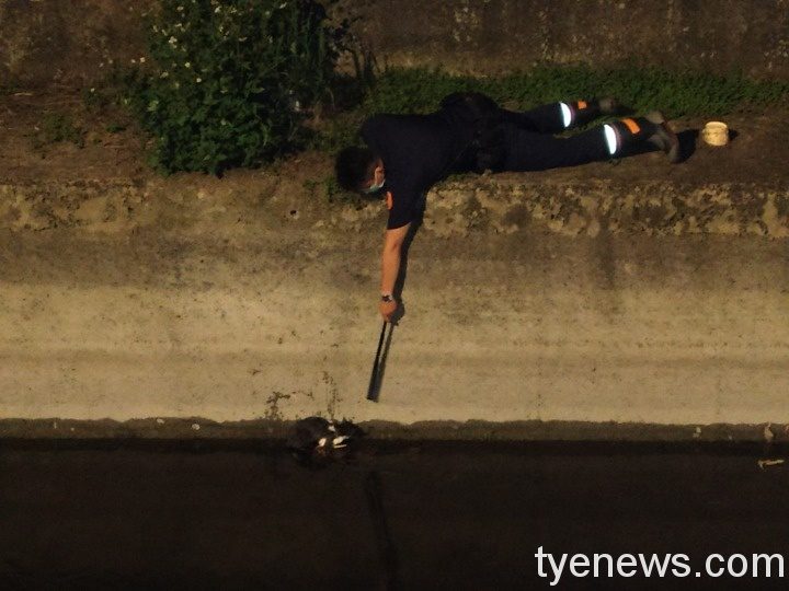 幼貓落水受困水圳 內壢警暖心救援 IMG 20210525 211249