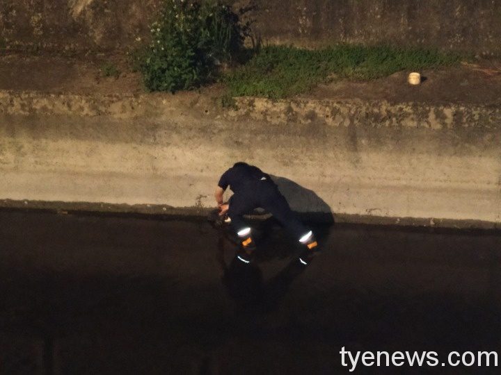 幼貓落水受困水圳 內壢警暖心救援 IMG 20210525 211458