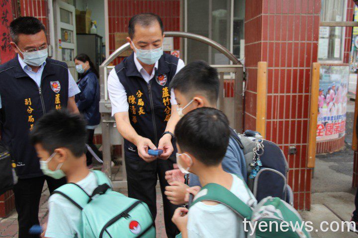 【有片】鄭文燦現身校園路口 當起「導護爸爸」幫學童安全過馬路 IMG 6236