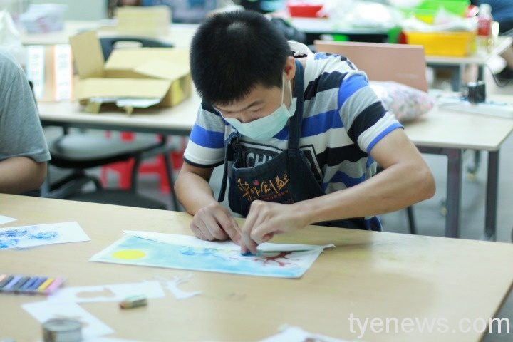 樂作聯名郭元益開賣中秋禮盒 助慢飛樂兒籌募交通車 IMG 8011