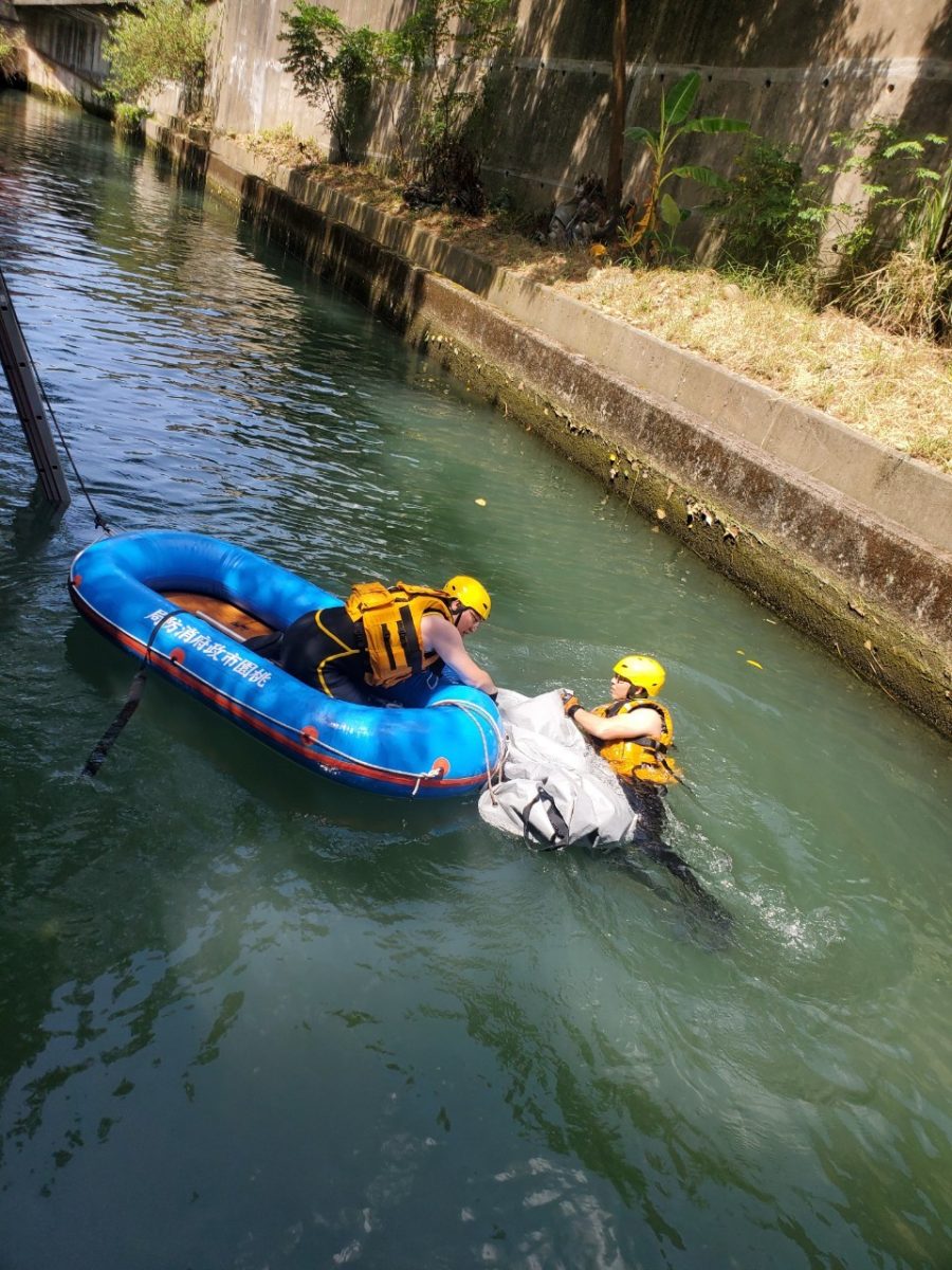 埔心消防水域救援訓練 水面作業型遺體袋讓逝者有尊嚴 LINE ALBUM 111 2.7.19水域救援演練暨裝備清潔維護保養 220719 scaled 1