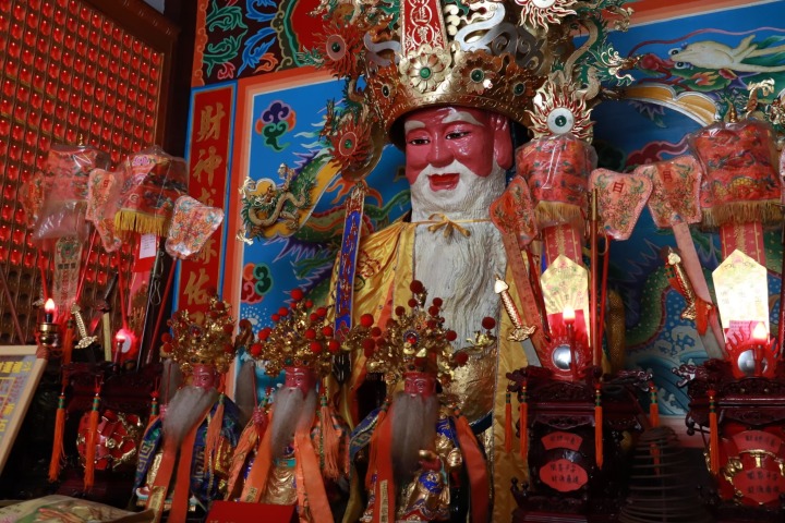 LINE_ALBUM_20211116平鎮福明宮照片補拍_211229_1 平鎮福明宮福祿樹財神,吸引信徒慕名前來參拜。