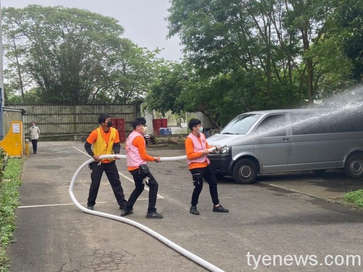 桃園市政府消防局第四大隊於龍潭區義美食品龍潭廠進行搶救演練。圖:讀者提供 桃園市政府消防局第四大隊於龍潭區義美食品龍潭廠進行搶救演練。圖:讀者提供