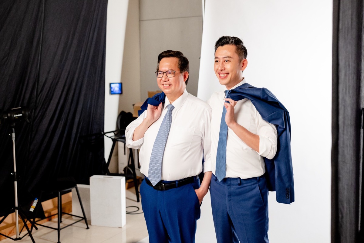 不甩濫用市府媒體資源疑雲 林智堅、鄭文燦合體拍定裝照 LINE ALBUM 與鄭文燦市長合拍定裝照 220715 0