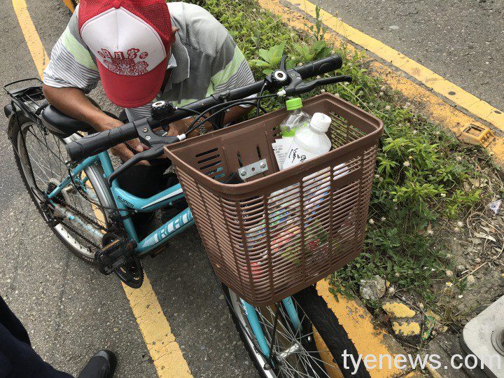 豔陽高照老翁呆坐分隔島 車潮洶湧險象環生 LINE P20210911 20594300 3