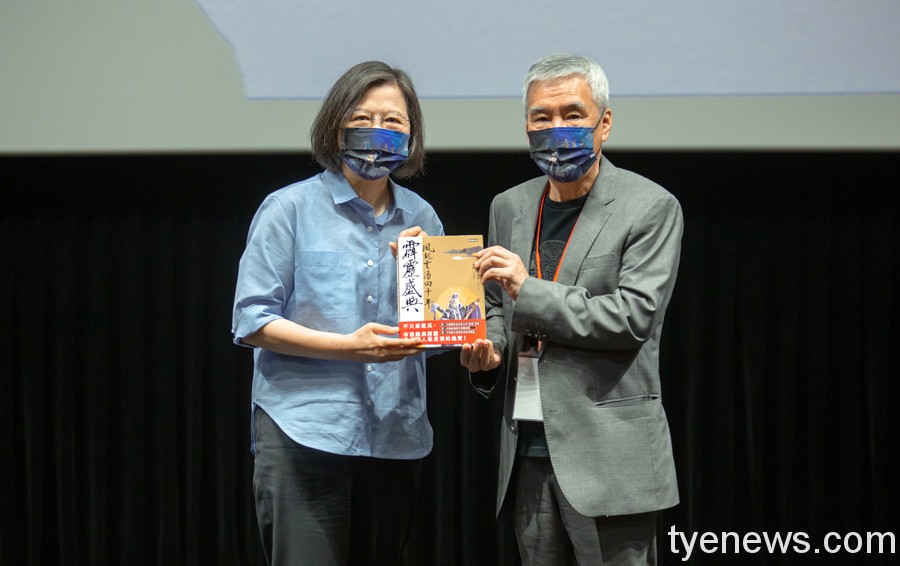 蔡英文參觀八音才子黃文擇紀念展 黃文章哽咽談霹靂創業歷程