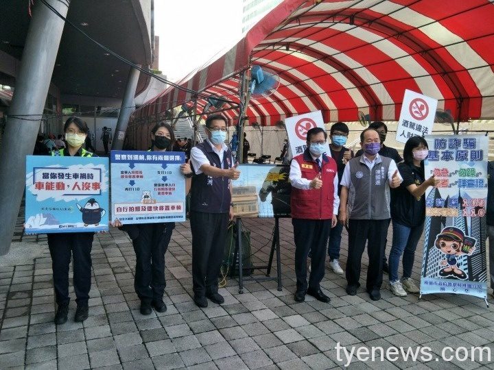 桃園市長鄭文燦與警察局長陳國進13日親臨桃園展演中心施打站慰問,現場由分局長邱紹洲親自簡介宣導設備,深獲好評。圖:邱怡芳翻攝 桃園市長鄭文燦與警察局長陳國進13日親臨桃園展演中心施打站慰問,現場由分局長邱紹洲親自簡介宣導設備,深獲好評。圖:邱怡芳翻攝