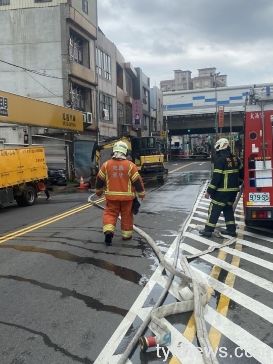 八德工地挖破瓦斯管漏氣,警消封路緊急灑水防護。圖:邱怡芳翻攝 八德工地挖破瓦斯管漏氣,警消封路緊急灑水防護。圖:邱怡芳翻攝