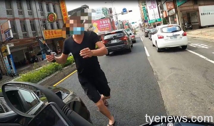 自小客車駕駛下車與機車騎士互譙並持千斤頂作勢欲打人。圖:截自YouTube「Wowtchout-地圖型車行影像分享平台 自小客車駕駛下車與機車騎士互譙並持千斤頂作勢欲打人。圖:截自YouTube「Wowtchout-地圖型車行影像分享平台