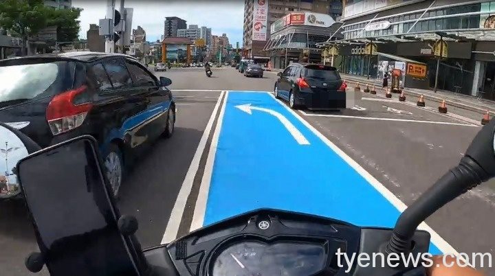 騎士沿桃園區春日路欲左轉經國路時,遇到一輛開在左轉車道的自小客直行,右邊另一輛開在直行車道的自小客車卻突然左轉。圖:截自YouTube「Wowtchout-地圖型車行影像分享平台 騎士沿桃園區春日路欲左轉經國路時,遇到一輛開在左轉車道的自小客直行,右邊另一輛開在直行車道的自小客車卻突然左轉。圖:截自YouTube「Wowtchout-地圖型車行影像分享平台