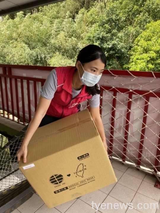龜山區3名清潔隊員確診 市議員陳雅倫贈防疫物資守護隊員 S 10199428 scaled 1