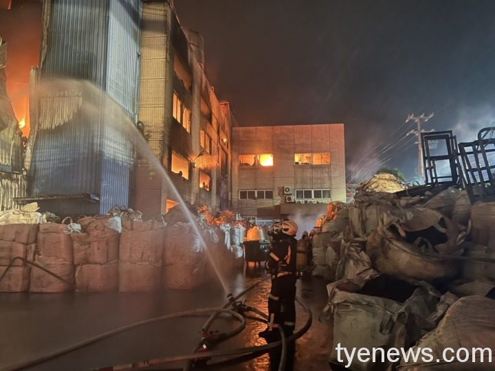 【有片】大園工廠凌晨大火!104名消防員救出受困移工 S 10437158