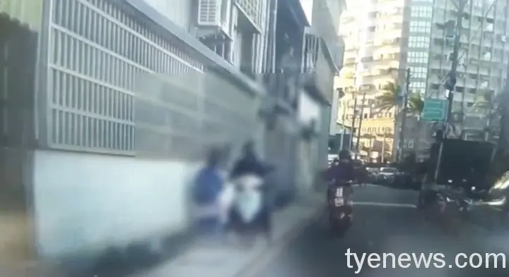 【有片】問路怪叔叔出沒!意圖強拉上車女童嚇壞 【有片】問路怪叔叔出沒!意圖強拉上車女童嚇壞