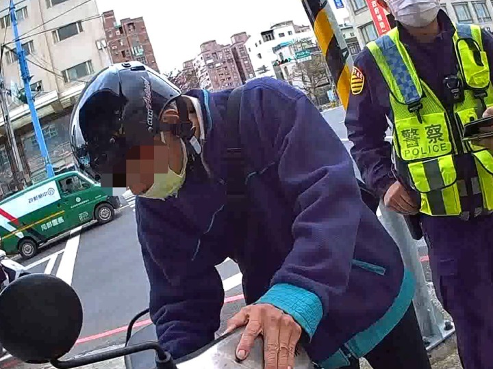 身障男騎車恍惚等紅綠燈 警員關懷發現為失蹤人口 S 1065155