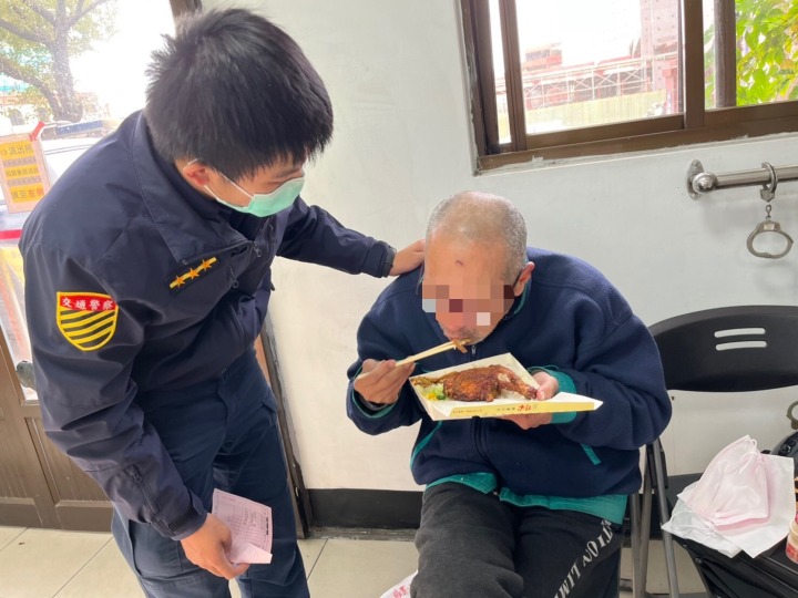 身障男騎車恍惚等紅綠燈 警員關懷發現為失蹤人口 S 1065169