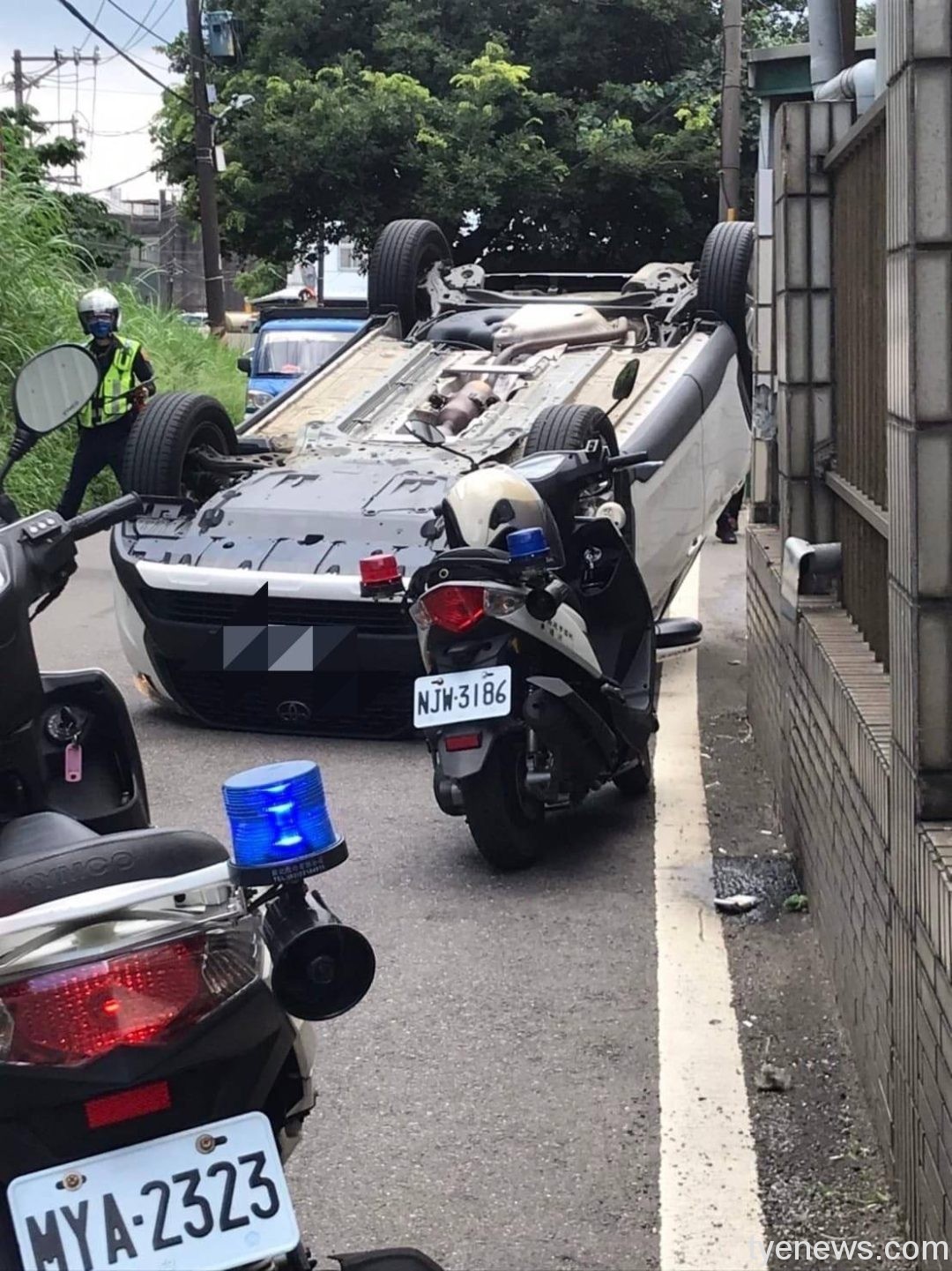 【有片】會車不慎撞路邊圍牆 自小客四輪朝天駕駛輕傷 S 108183574