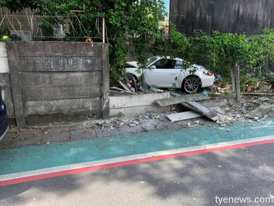 【有片】轉彎失控撞圍牆 自小客車頭毀氣囊爆開 S 108314656