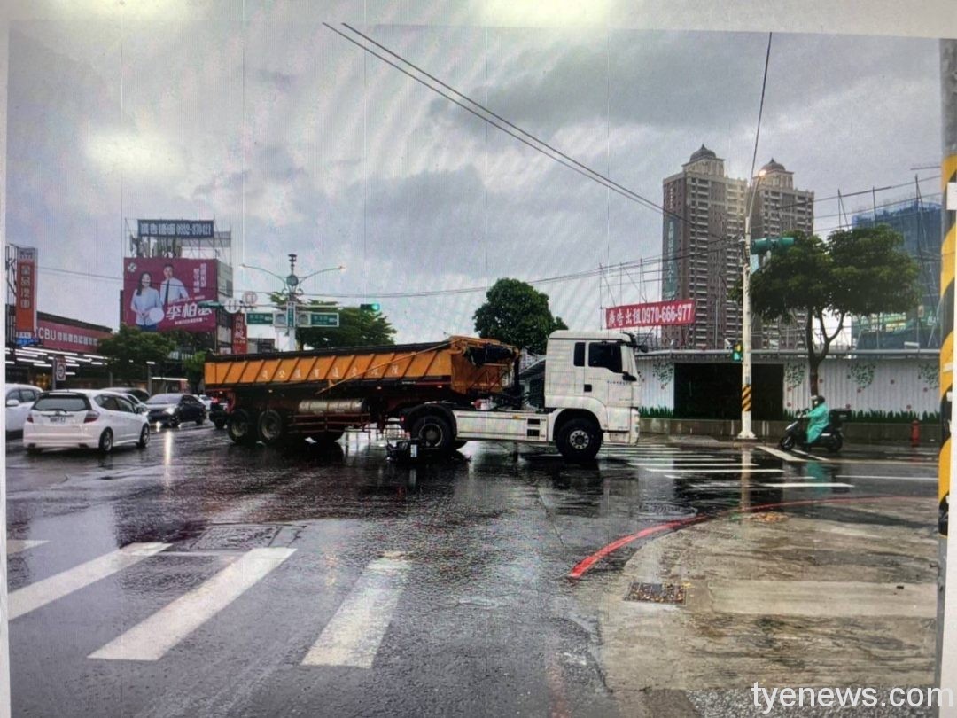 【有片】驚險!騎士直行碰撞砂石車 網讚:用生命捍衛路權