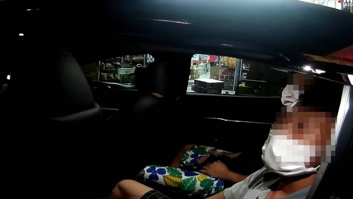 【有片】Uber司機路邊違停 員警勸導意外逮失聯移工 S 108544008 scaled 1