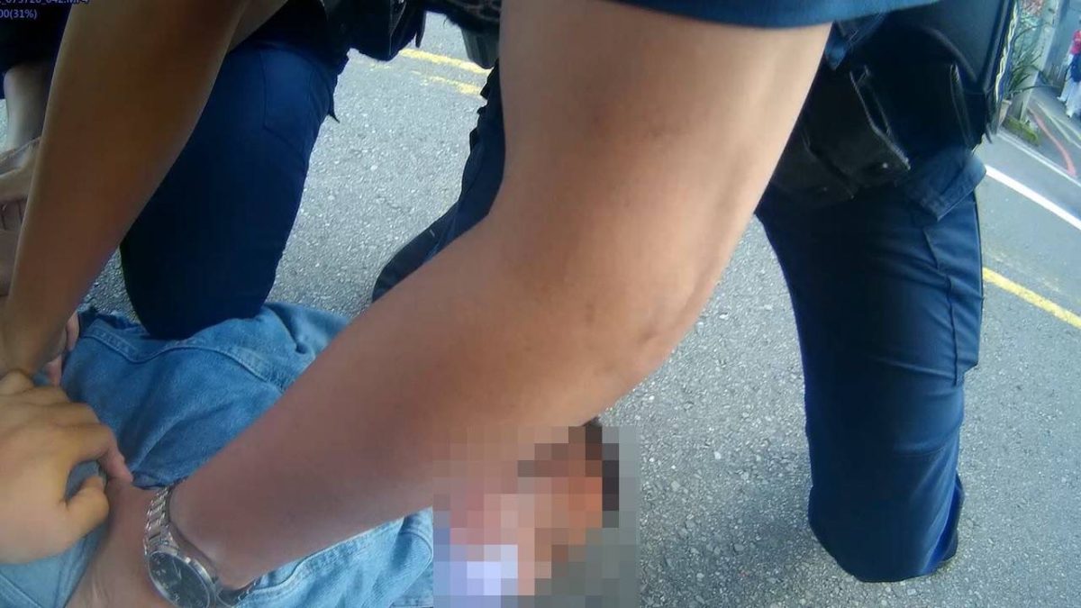 【有片】半路遇查緝藉上班想逃 通緝男拒捕遭警強力壓制 S 108634130 scaled 1