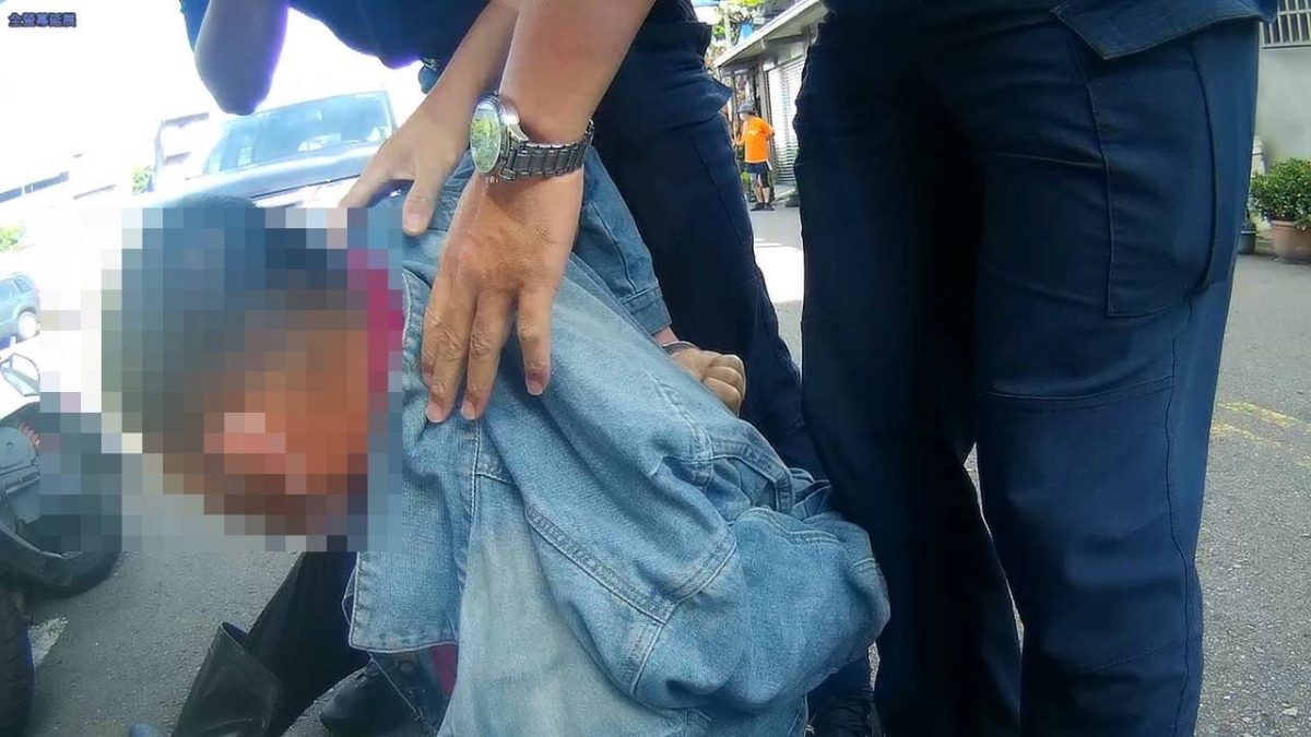 【有片】半路遇查緝藉上班想逃 通緝男拒捕遭警強力壓制 S 108634132 scaled 1