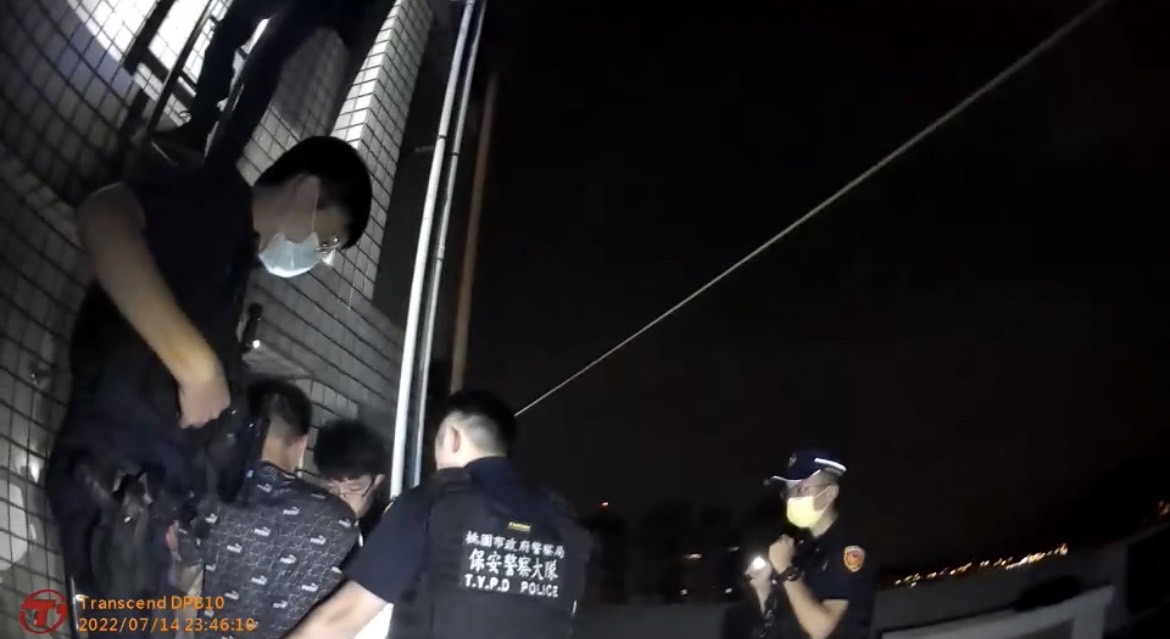 【有片】毒品通緝犯遇警高速逃 藏匿大樓水塔被揪出 S 108634137
