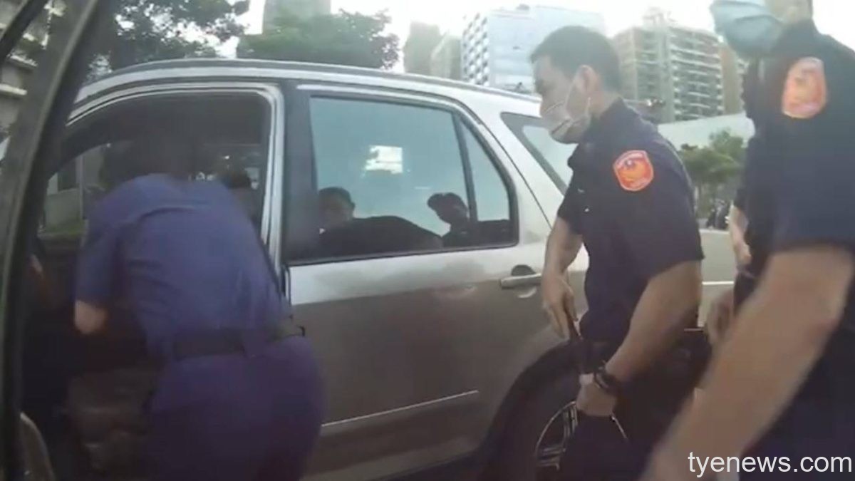 【有片】男子血糖低行車突失控 同安所勇警即時破窗救人 S 108896272 scaled 1
