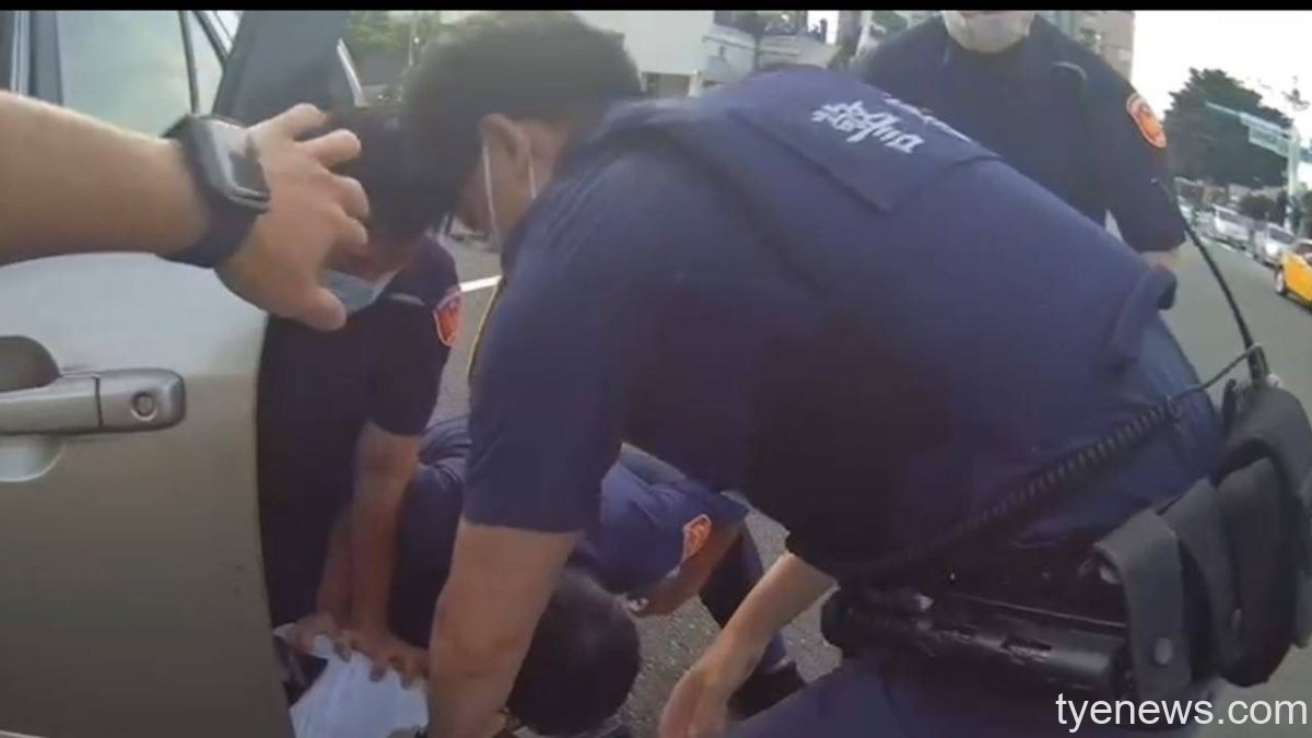【有片】男子血糖低行車突失控 同安所勇警即時破窗救人 S 108896274 scaled 1