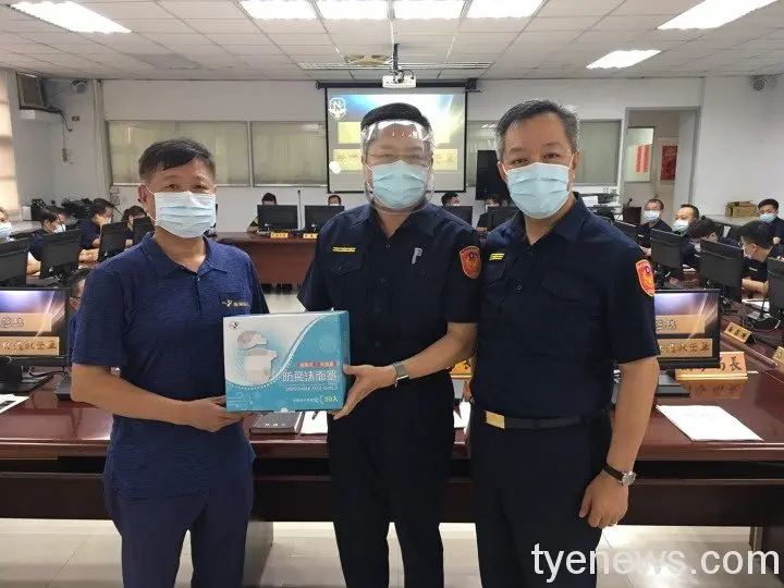 警民共防疫!丹鳯交通警友站贈新莊分局防飛沫面罩 警民共防疫!丹鳯交通警友站贈新莊分局防飛沫面罩