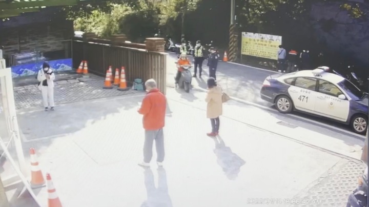 S__1171475 93歲古姓地方耆老,自行騎乘機車想要前往疫苗接種站施打疫苗。圖:民眾提供