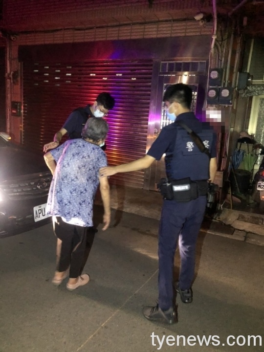 8旬失智婦深夜遊蕩 到家沒帶鑰匙急求警「破門」 S 119463971 scaled 1