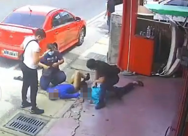 【有片】兌幣機大盜辣椒水噴警拒捕 壢警淚流忍痛制伏 S 12443962